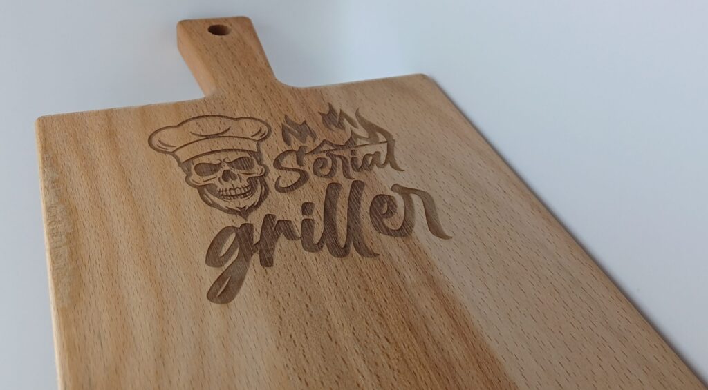 Een gegraveerde borrelplank beukenhout met een laser gravure erop