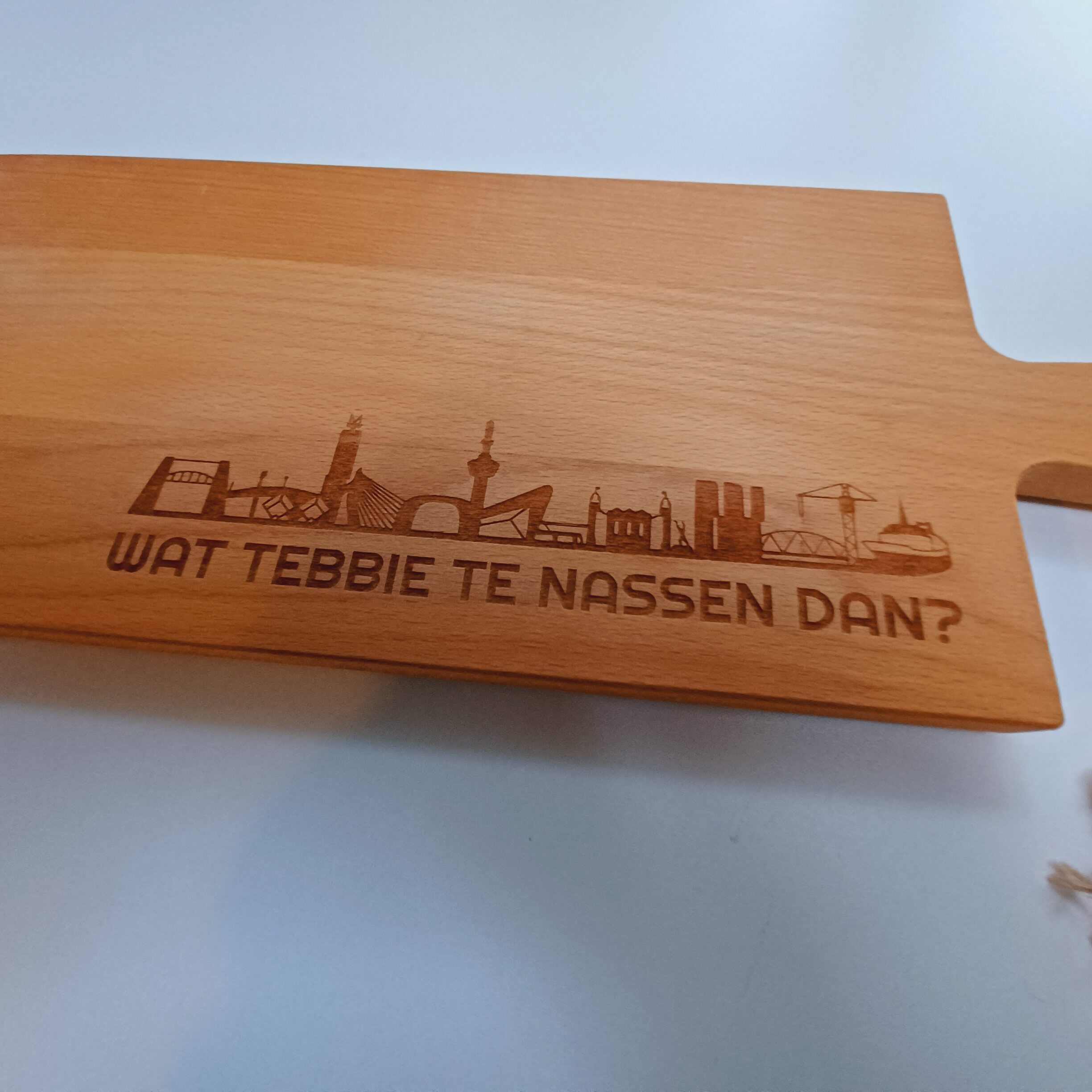 Borrelplank van Beukenhout met de skyline van Rotterdam erop