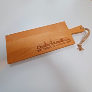 Borrelplank gemaakt van beukenhout met de skyline van Rotterdam en een leuke tekst erop
